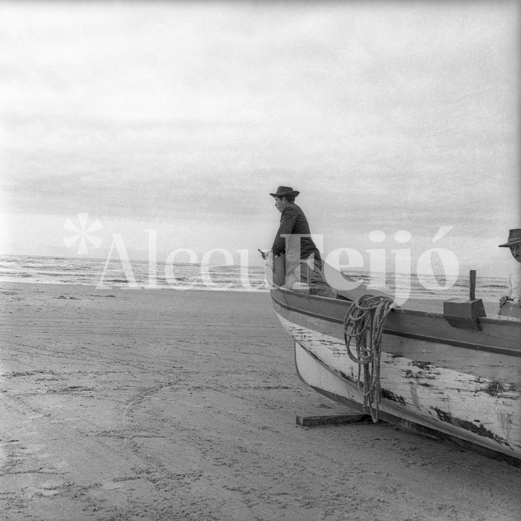 Pescador contemplando o mar